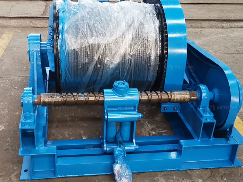 Winches dengan perangkat spooling tali